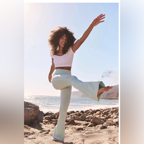 FREE PEOPLE Movement Rich Soul Flared Leg Pant legging Jade Ice M/L NWT $90 - Picture 5 of 9